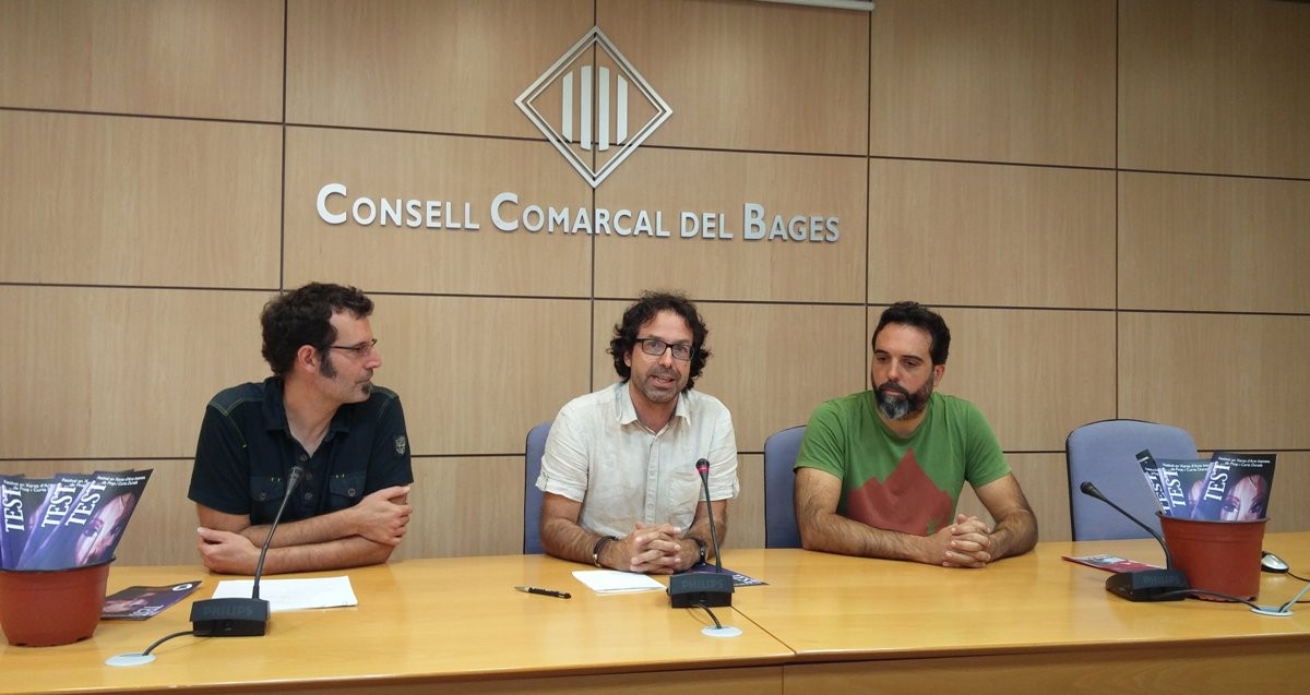 Quim Moya, Agustí Comas i el regidor de Cultura d'Avinyó, Francesc Serra, presentant la segona edició del TEST