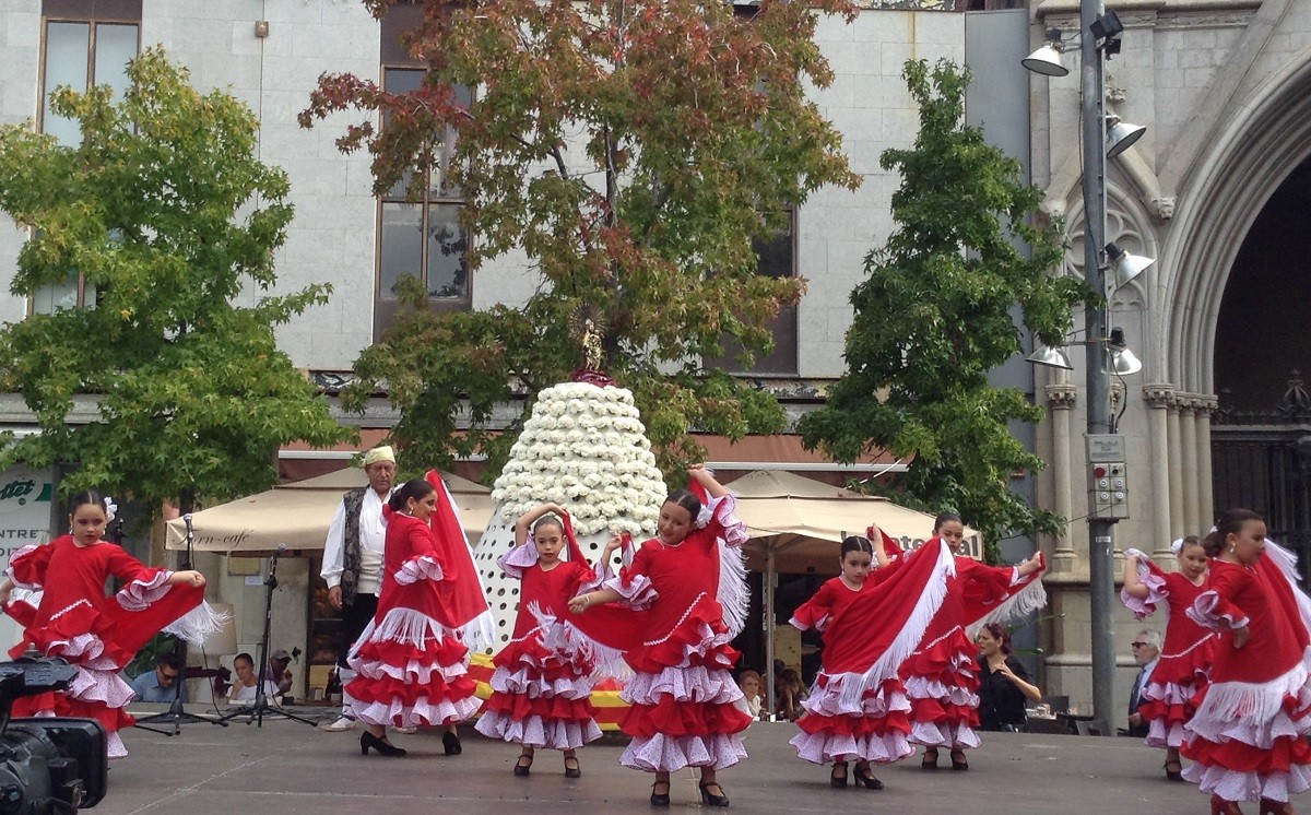 Dansaires de totes les edats van ballar jotes aragoneses a la plaça Vella de Terrassa.
