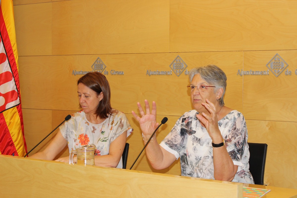 L'alcaldessa de Girona, Marta Madrenas, al costat de Rosa Maria Falgàs el mes de juny passat en la presentació de l’Assemblea General de l’Associació Europea per a l’Educació d’Adults