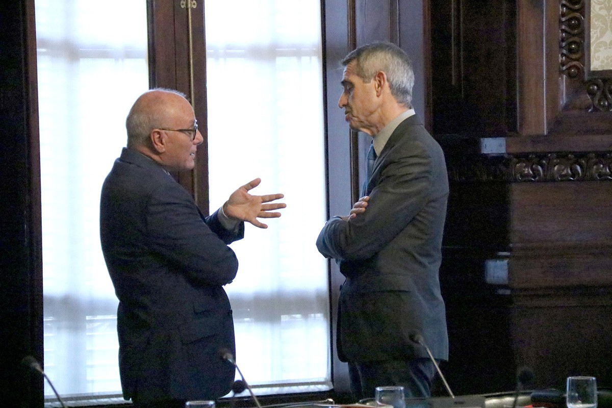 El secretari general del Parlament, Xavier Muro, i el lletrat major de la cambra, Antoni Bayona.