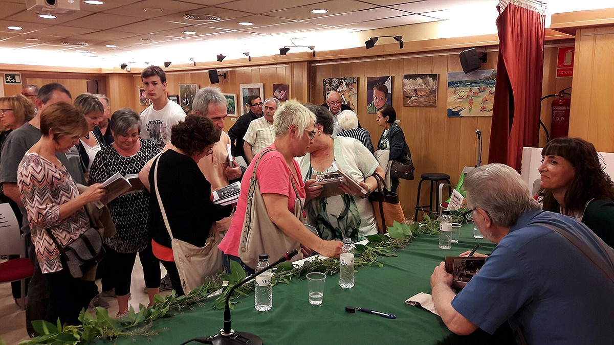 Ramon Cabra signa exemplars del seu llibre en la presentació feta a Navàs