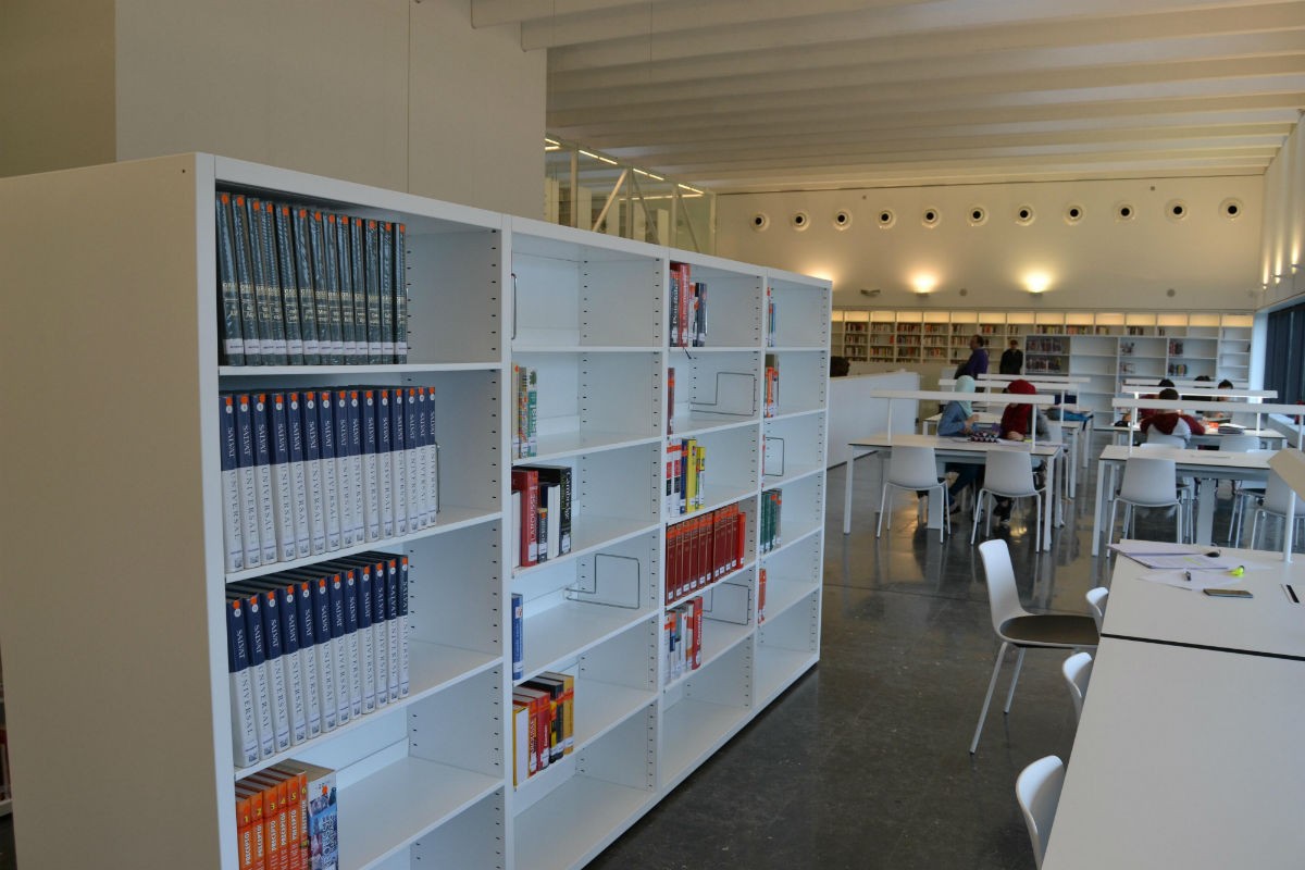 Interior de la Biblioteca Pere Anguera de Reus 