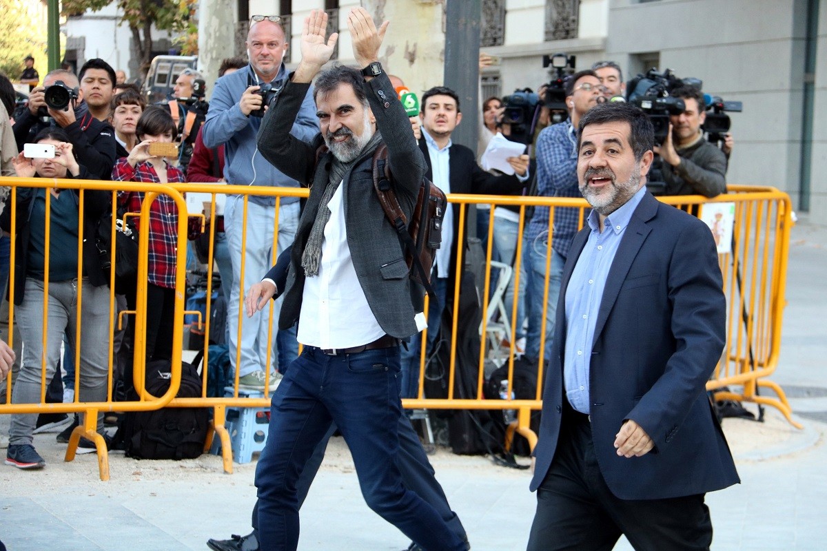 Jordi Cuixart i Jordi Sànchez arriben a l'Audiència Nacional espanyola el dia que van ser empresonats