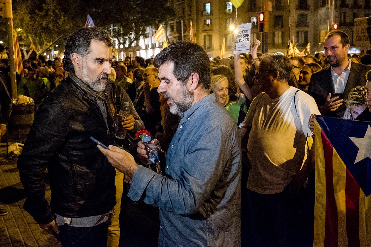 Jordi Cuixart i Jordi Sànchez durant la  protesta per l'entrada de la Guàrdia Civil al Departament d'Economia 