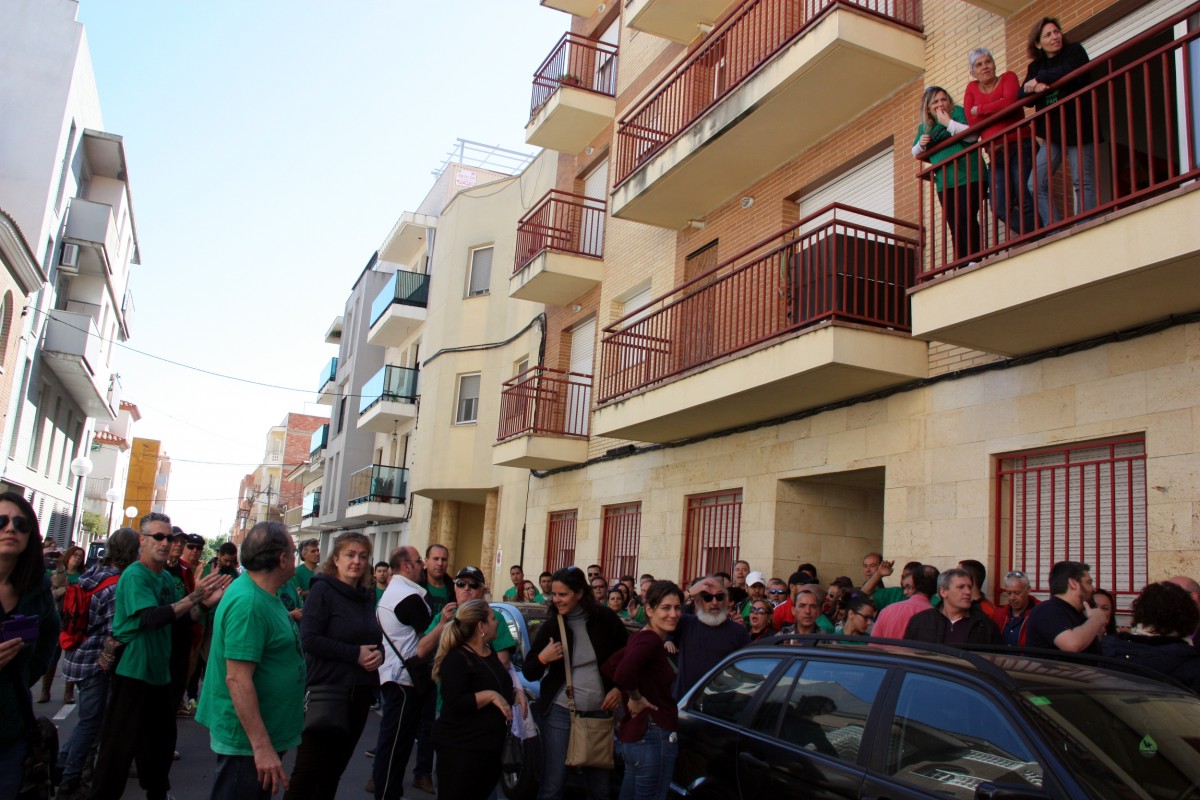 Protesta de la PAH a la Pobla de Mafumet per evitar el desnonament d'una veïna, que s'ho mira des del balcó