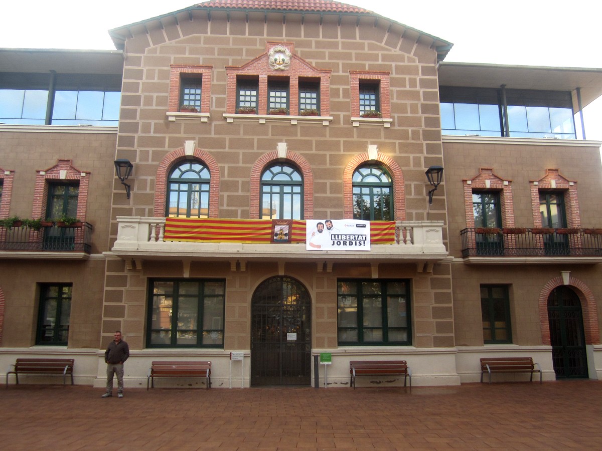 Façana de l'Ajuntament de Santa Maria de Palautordera amb una pancarta que demana la llibertat dels 