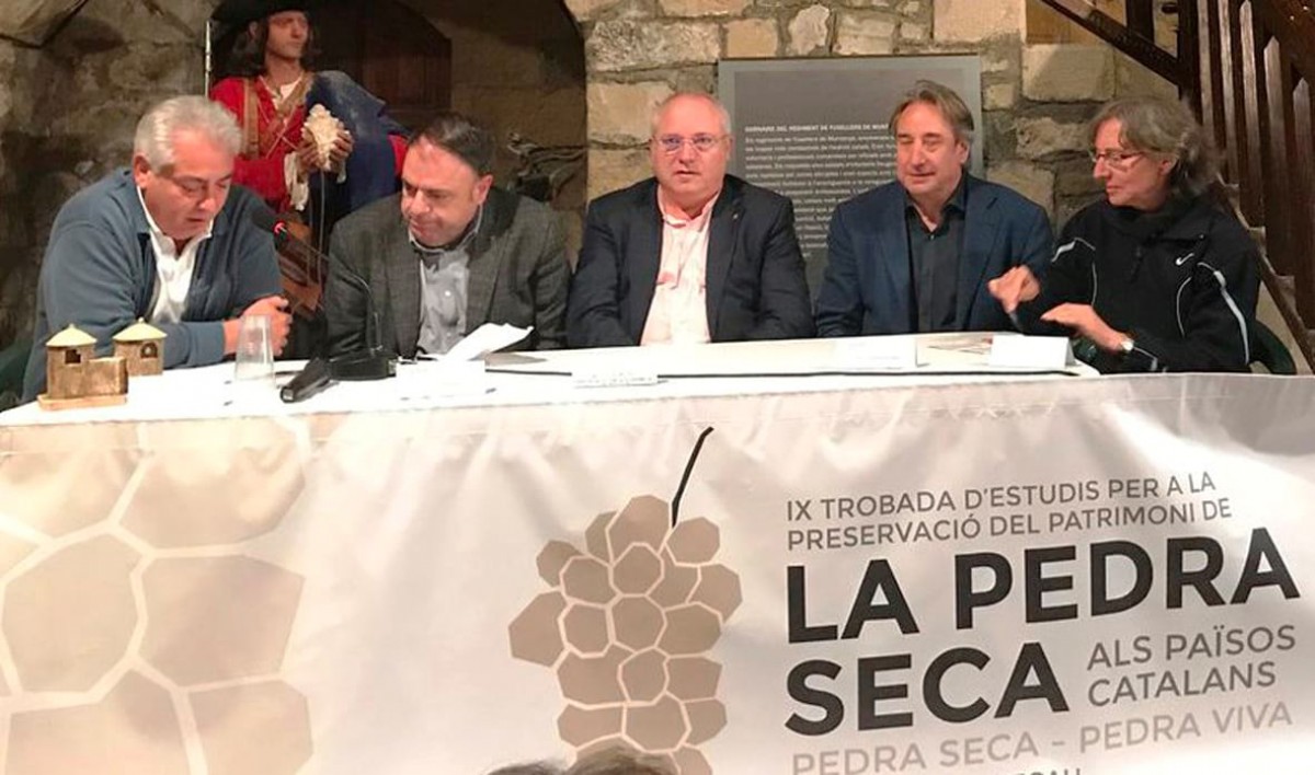 Els diputats Valentí Junyent i Juanjo Puigcorber, amb el conseller de Cultura, Lluís Puig i l'alcalde de Talamanca, Josep Tarín