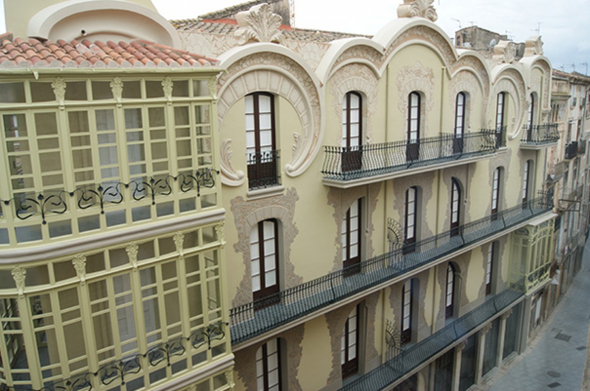 La Casa Grego és un dels edificis que formen part de l'opuscle que l'Ajuntament de Tortosa ha editat per a la promoció del seu patrimoni modernista