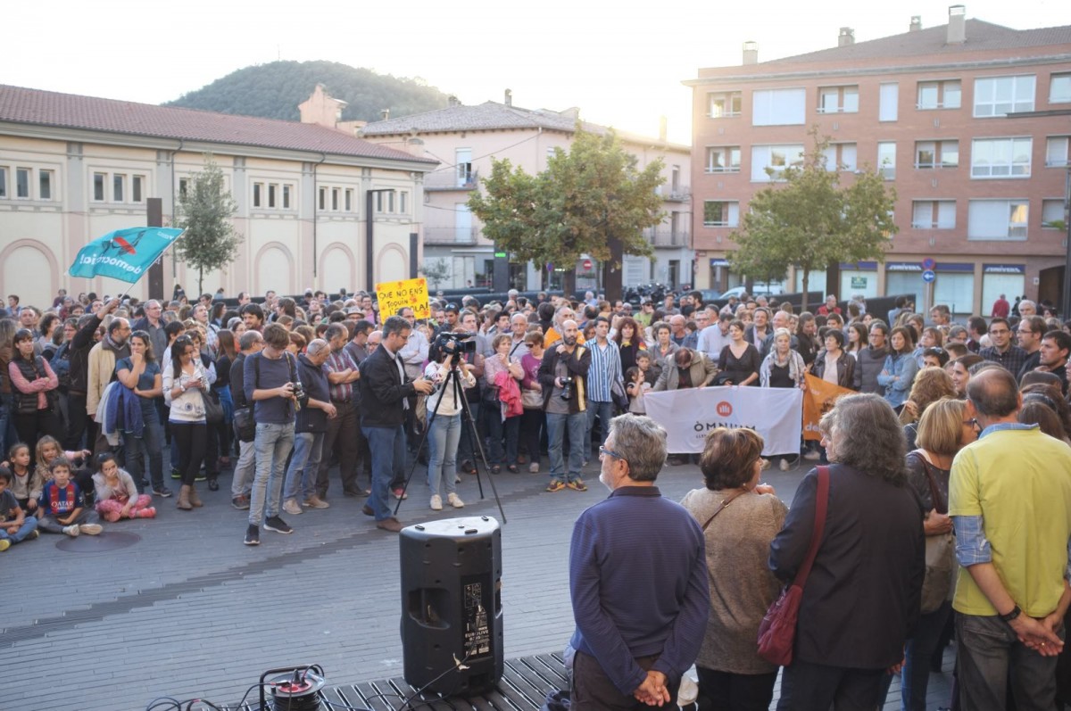La crida del marc unitari de la comunitat educativa ha aplegat centenars de persones davant de l'Ajuntament d'Olot.