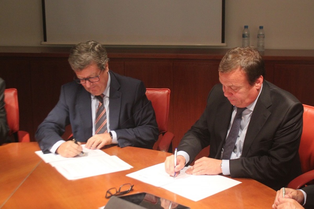 Francesc Salvatella (Hockey per Terrassa) i Ignasi Riera (BBVA), durant la signatura.