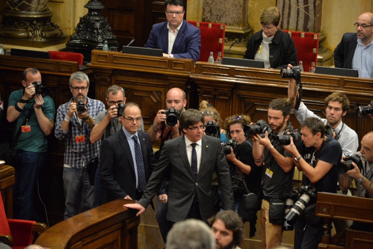 Carles Puigdemont, en el moment d'entrar al ple del Parlament