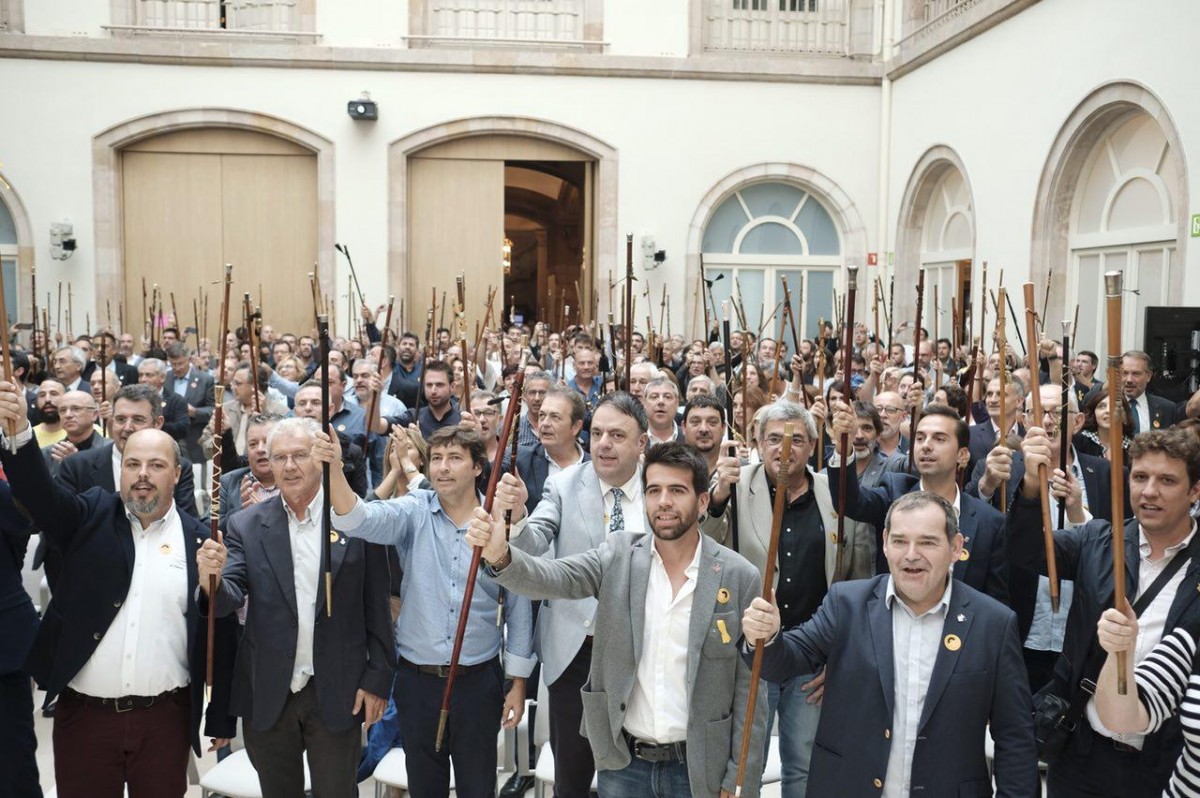Els alcaldes, aixecant la seva vara al Parlament, en una imatge d'arxiu