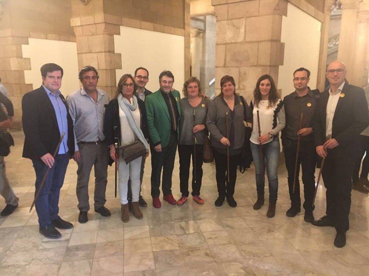Una desena d'alcaldes del Ripollès s'han aplegat al Parlament de Catalunya per donar suport a la declaració d'independència