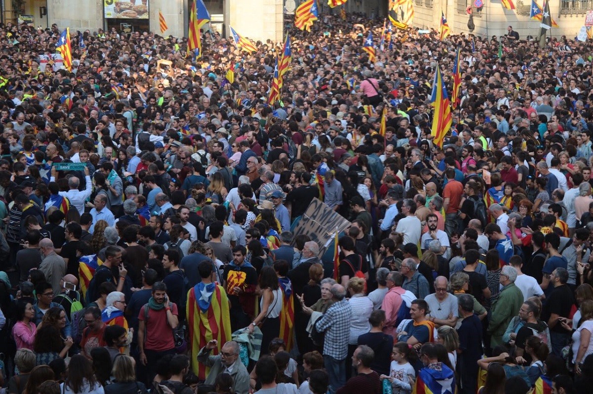 Celebració de la república catalana a plaça de Sant Jaume