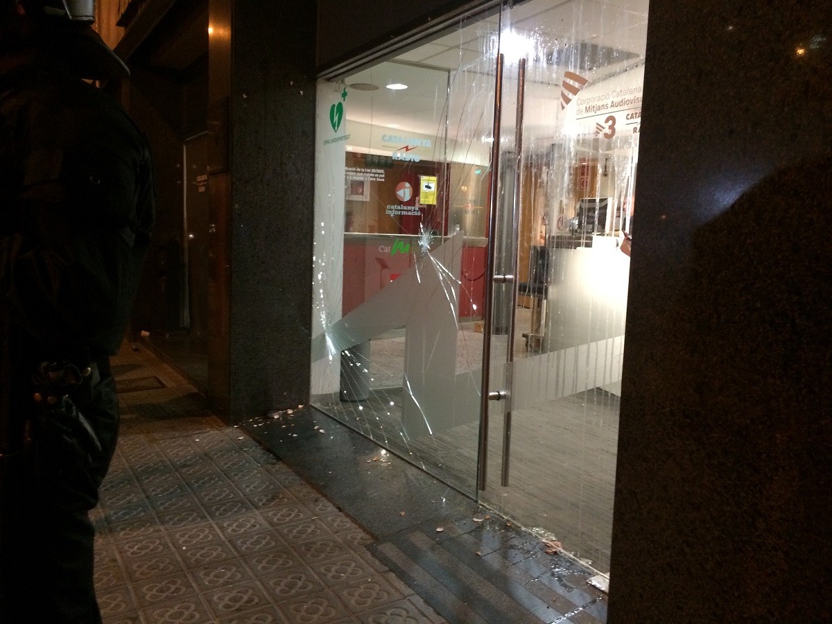 Imatge del 2017 en què es veu l'estat del vidre de la porta de Catalunya de Ràdio després de l'atac.
