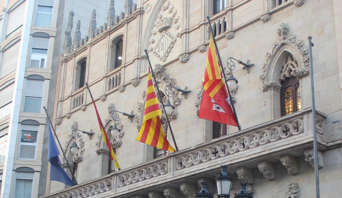 Les banderes de l'Ajuntament de Terrassa, aquest dijous a la tarda.
