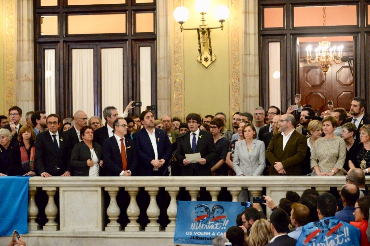 Puigdemont, el Govern, diputats i alcaldes després de proclamar la independència
