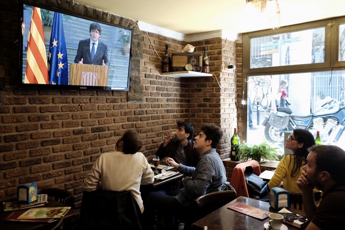 Expectació en un bar per seguir el discurs de Carles Puigdemont