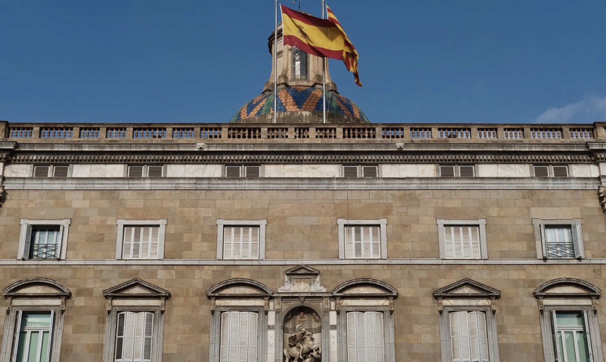 El Palau de la Generalitat, amb les dues banderes, aquest dissabte al matí