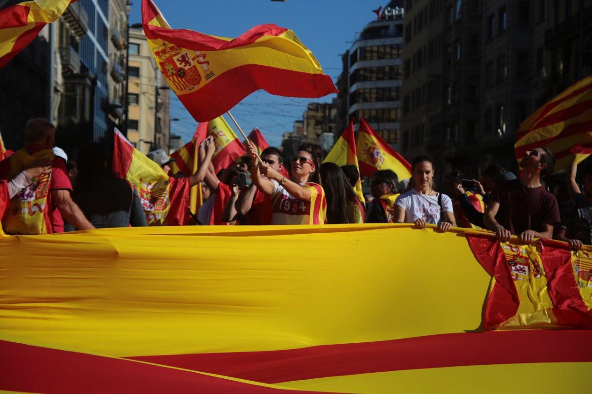Una manifestant fa onejar una bandera espanyola 