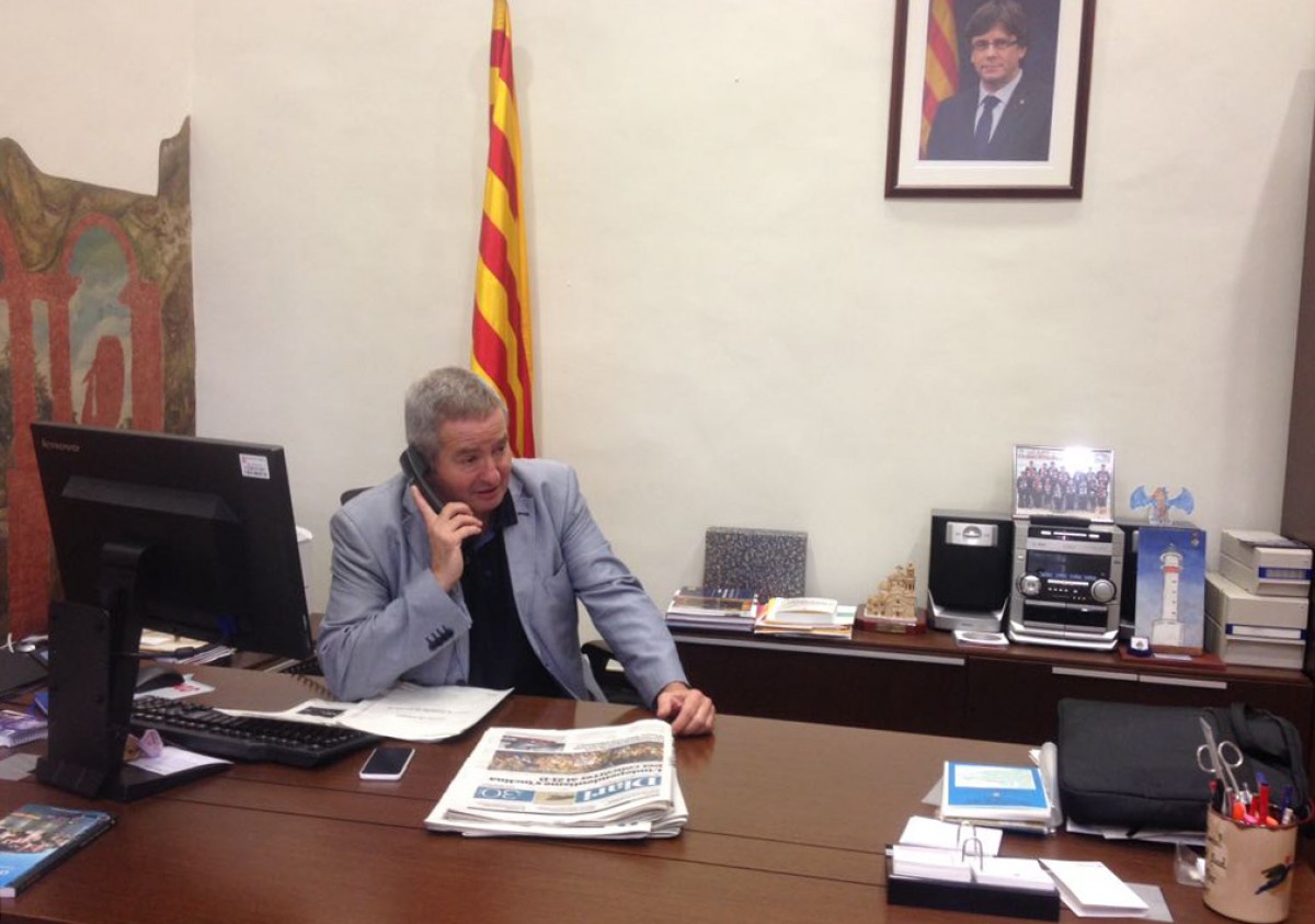El delegat del govern a les Terres de l'Ebre, Xavier Pallarès, treballant este dilluns 30 d'octubre al seu despatx, amb la foto del president Puigdemont a la paret. 