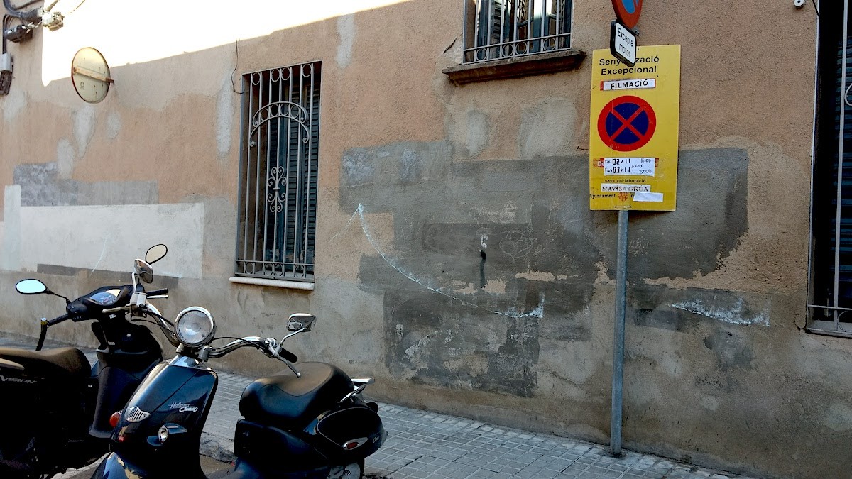 Un cartell advertint del rodatge al carrer Zurbano