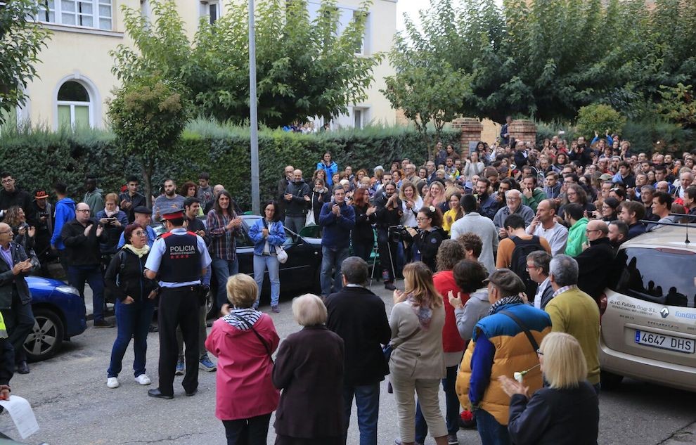 Mossos i veïns davant del col·legi electoral de Tremp avui fa dos anys