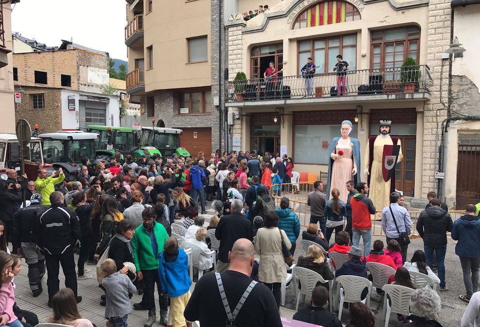 Els veïns de Sort s’han reunit davant el Centre Republicà Català
