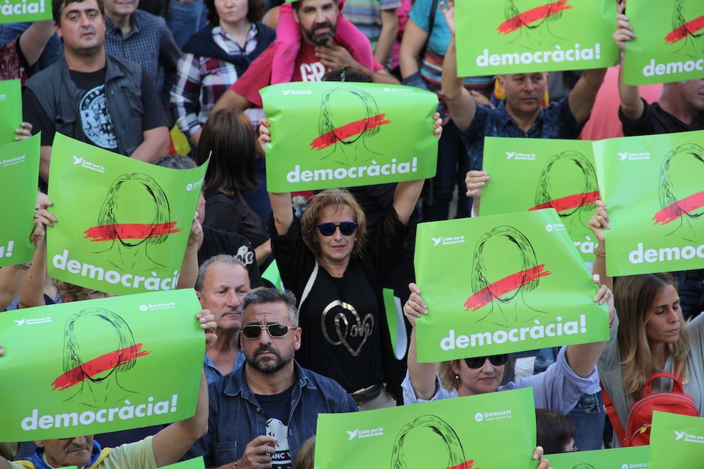 Diversos catalans manifestant-se per la democràcia. 