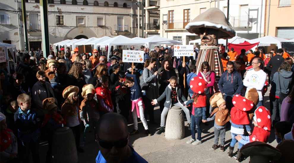 Centenars de persones van participar de la fira del bolet d'Isona