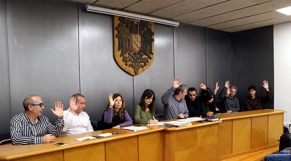 Imatge d’una votació en sessió plenària a l’Ajuntament de Sort