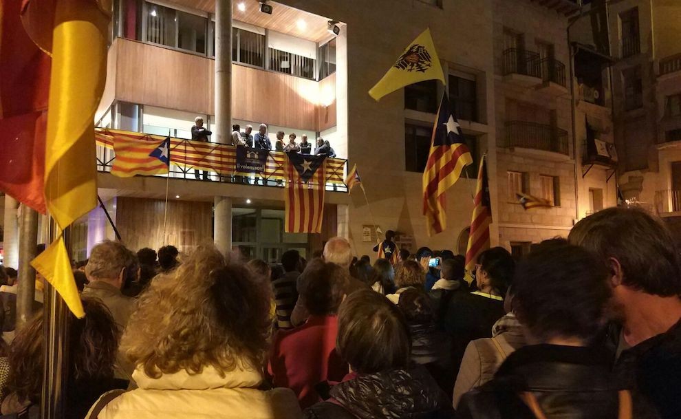L’equip de govern de l’Ajuntament de Tremp va sortir al balcó