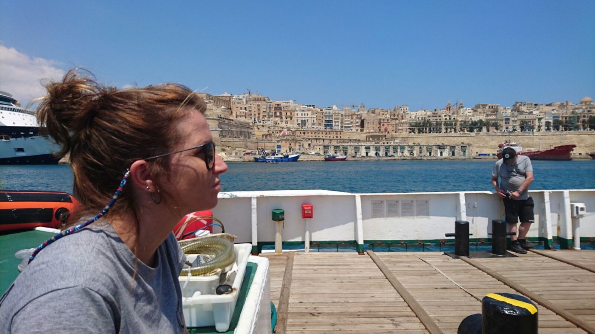 Laia Callau al port de Valleta, Malta, on estan les embarcacions d'Open Arms 