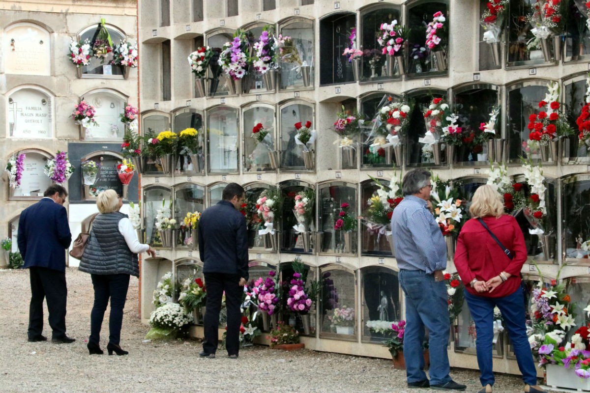 Molta gent ha passat pel cementiri de Valls aquest dimecres