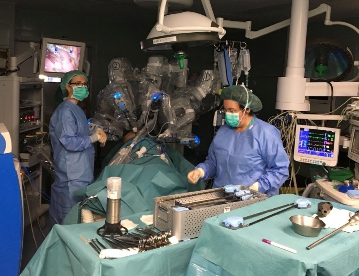 L'equip mèdic del Joan XXIII de Tarragona, intervenint en la primera cirurgia robòtica oncològica pulmonar de Catalunya i dels serveis sanitaris públics de tot l'Estat espanyol