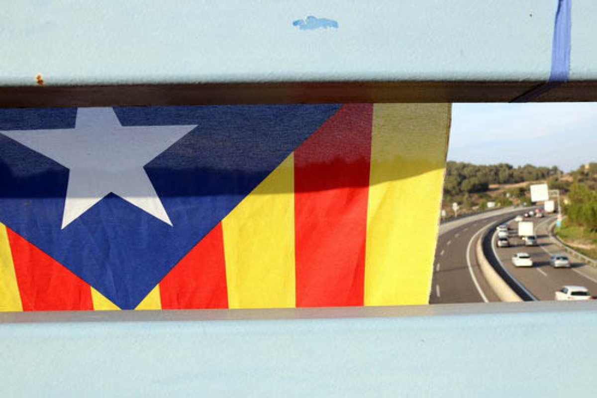 Col·loquen una estelada sobre d'un pont que travessa la C-16 entre el Bages i el Berguedà. 