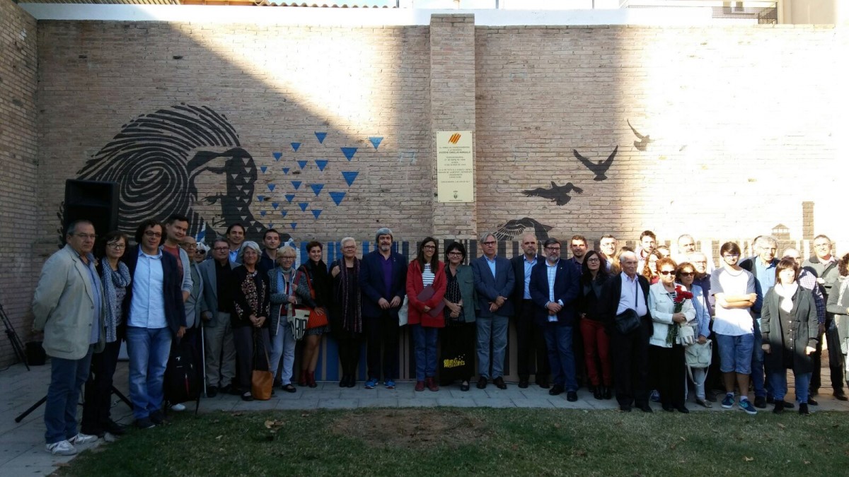 Els participants a la trobada al memorial del deportat de Torredembarra Esteve Cañellas, al Parc de cal Llovet