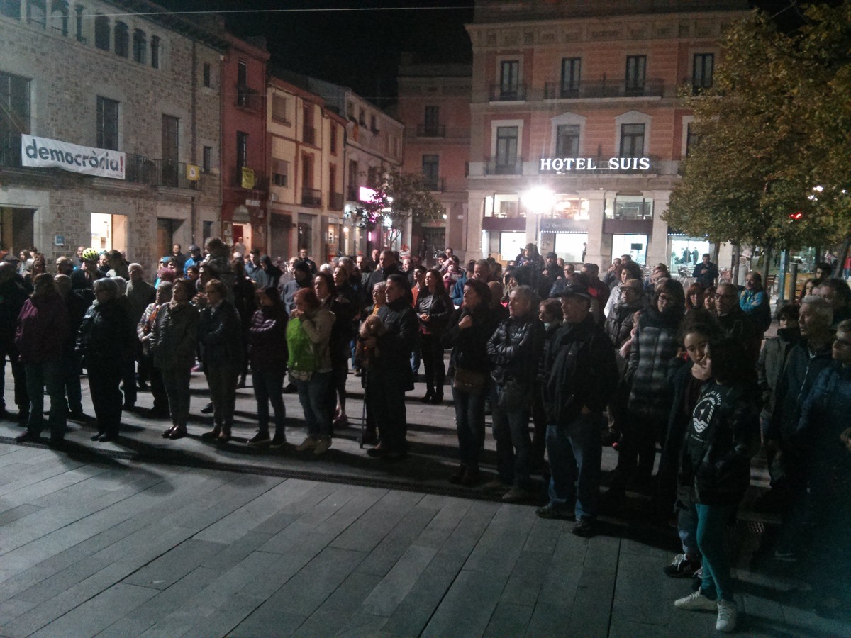 Unes dues-centes persones s'han concentrat aquest vespre a la plaça de la Vila de Sant Celoni