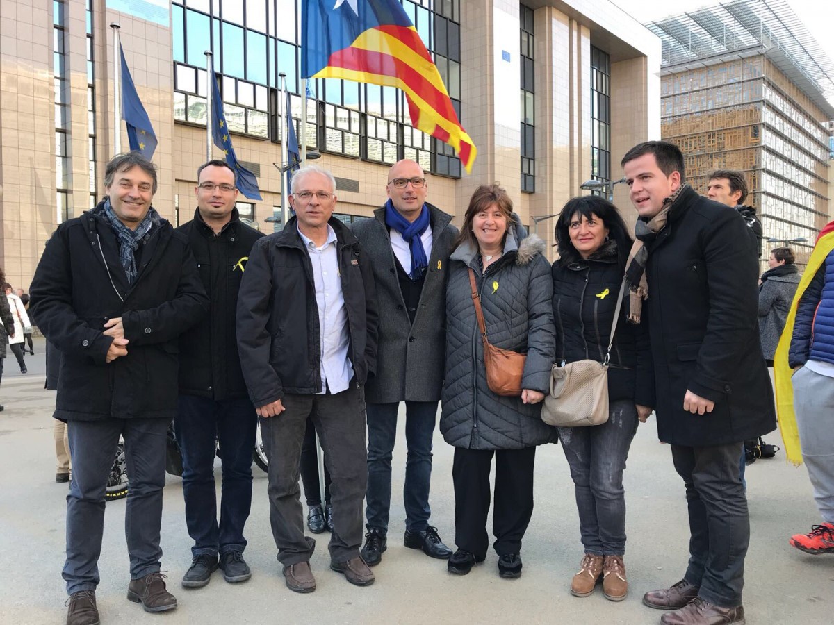 Alguns alcaldes del Ripollès s'han desplaçat fins a Brusel·les per donar suport al govern català i exigir l'alliberament dels presos polítics