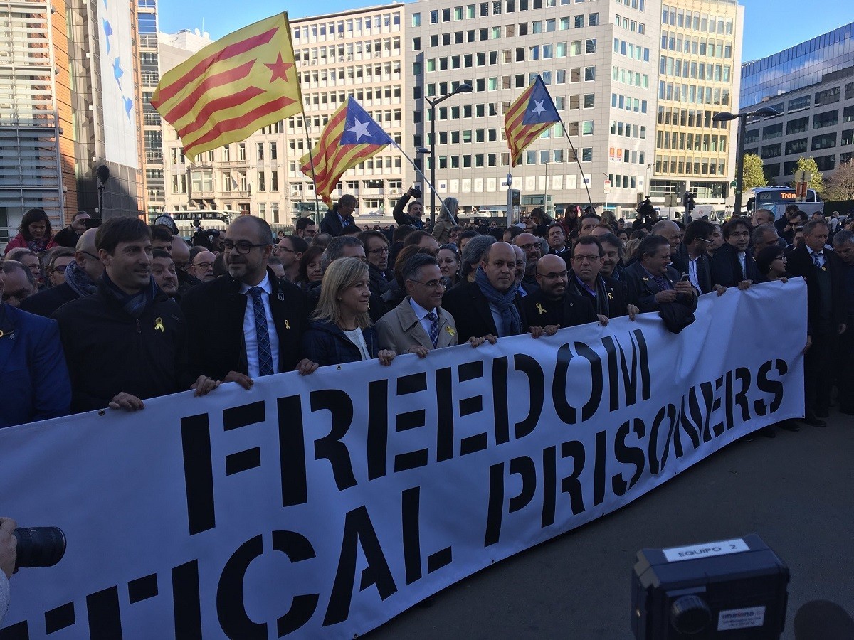 Alcaldes sobiranistes manifestant-se davant la Comissió Europea