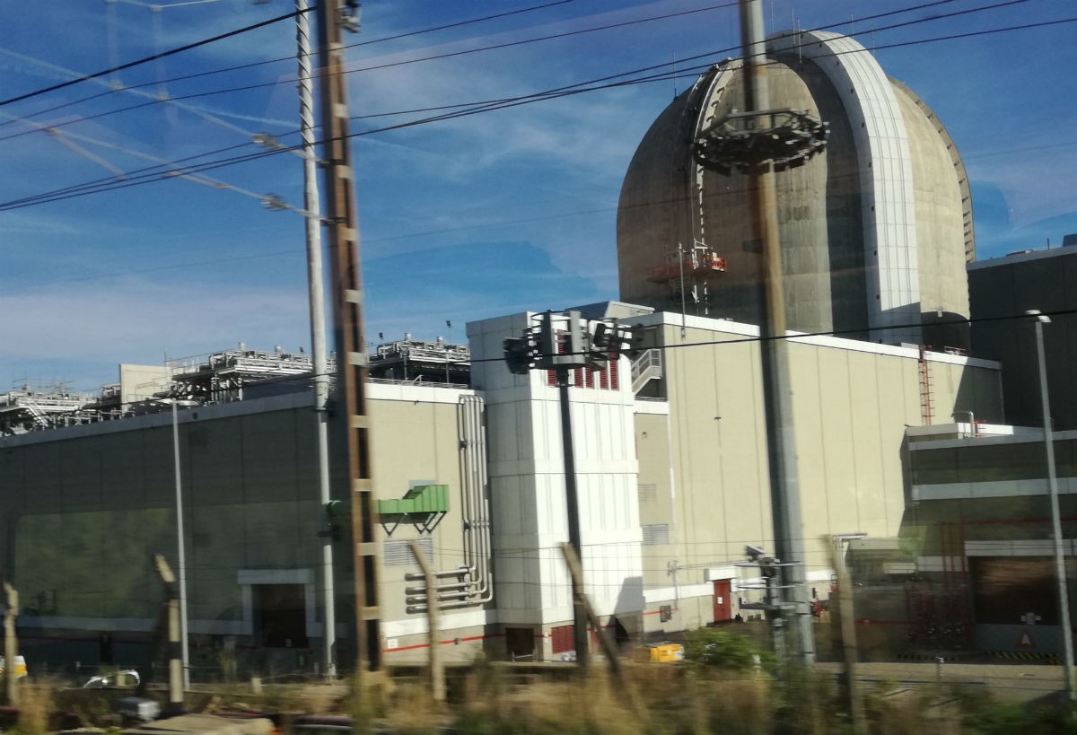 La central nuclear de Vandellòs, vista des del tren. 
