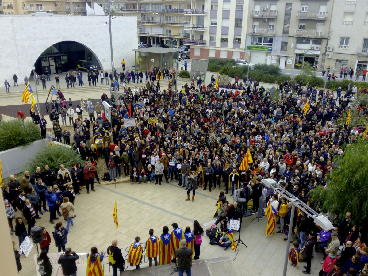 La marxa ha acabat a la Plaça del Carrilet, on Jordi Romeva, pare de Raül Romeva, ha llegit un manifest de la Taula per la Democràcia