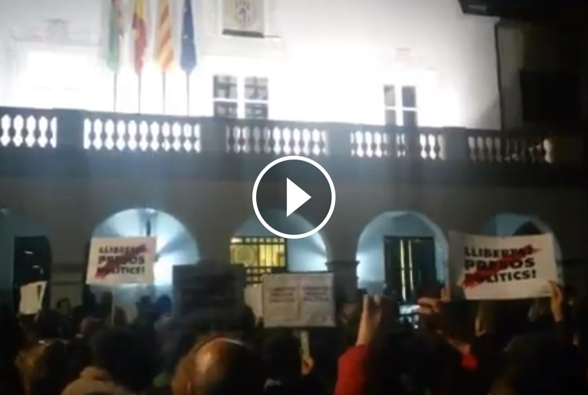 Els manifestants a les portes de l'Ajuntament de Cerdanyola
