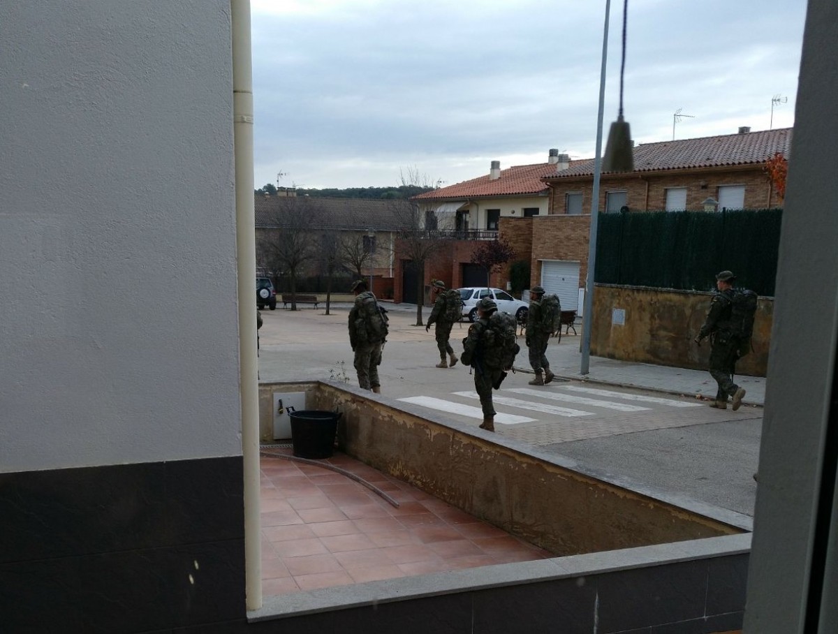 Un escamot de militars espanyols es passeja per Serinyà i causa l'alarma entre la població.