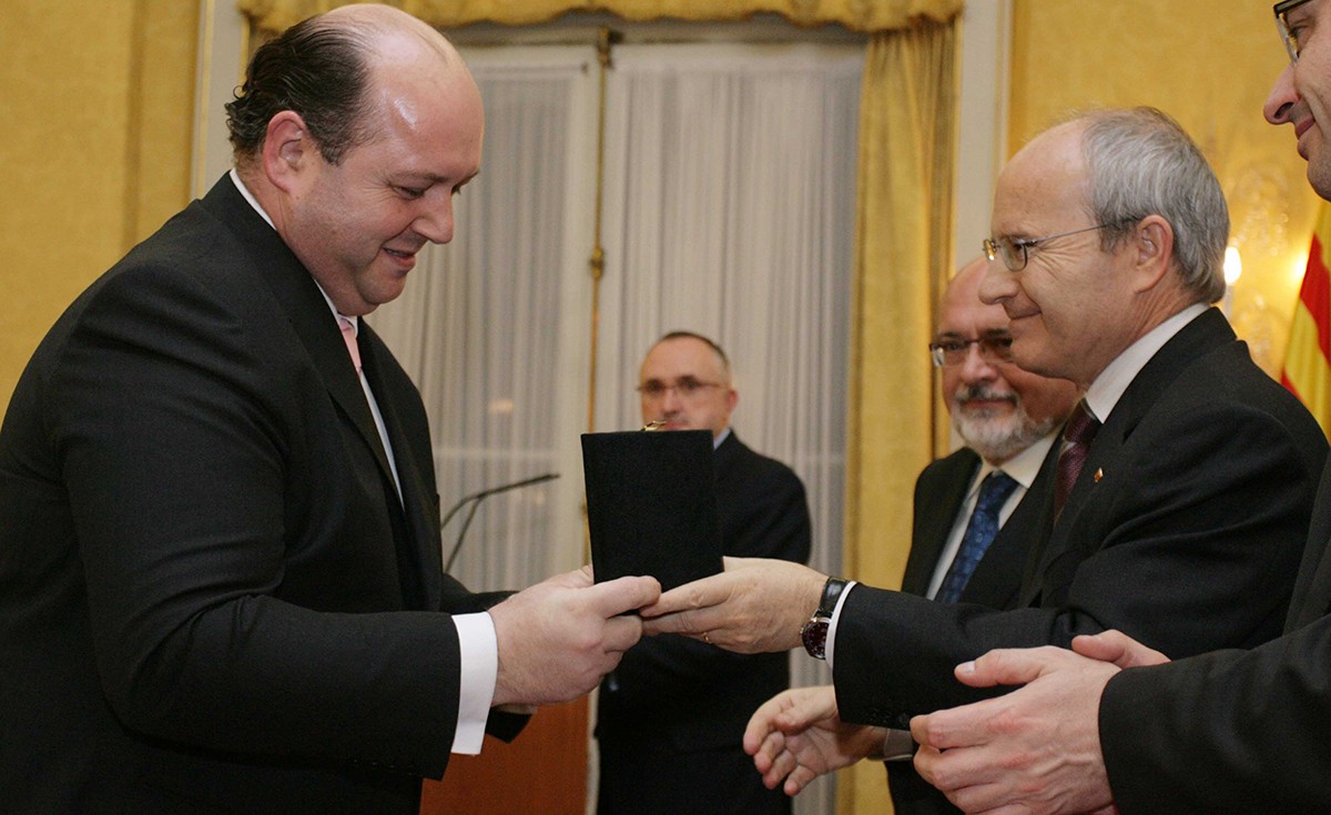 Caballol va rebre al 2008 de mans del president Montilla un dels Guardons del Turisme per a l'Agència de Viatges Dertotravel.