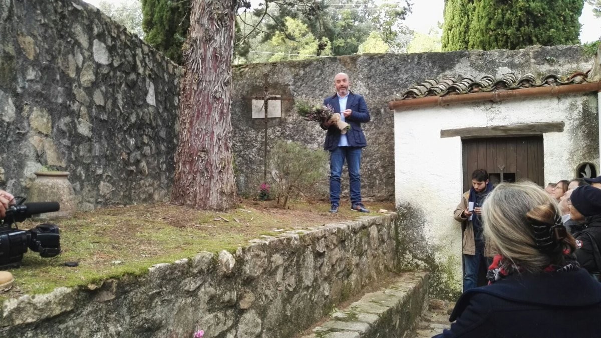 L'alcalde de Riells i Viabrea, Josep Maria Bagot,  fent l'ofrena floral a la tomba de mossèn Pere Ribot