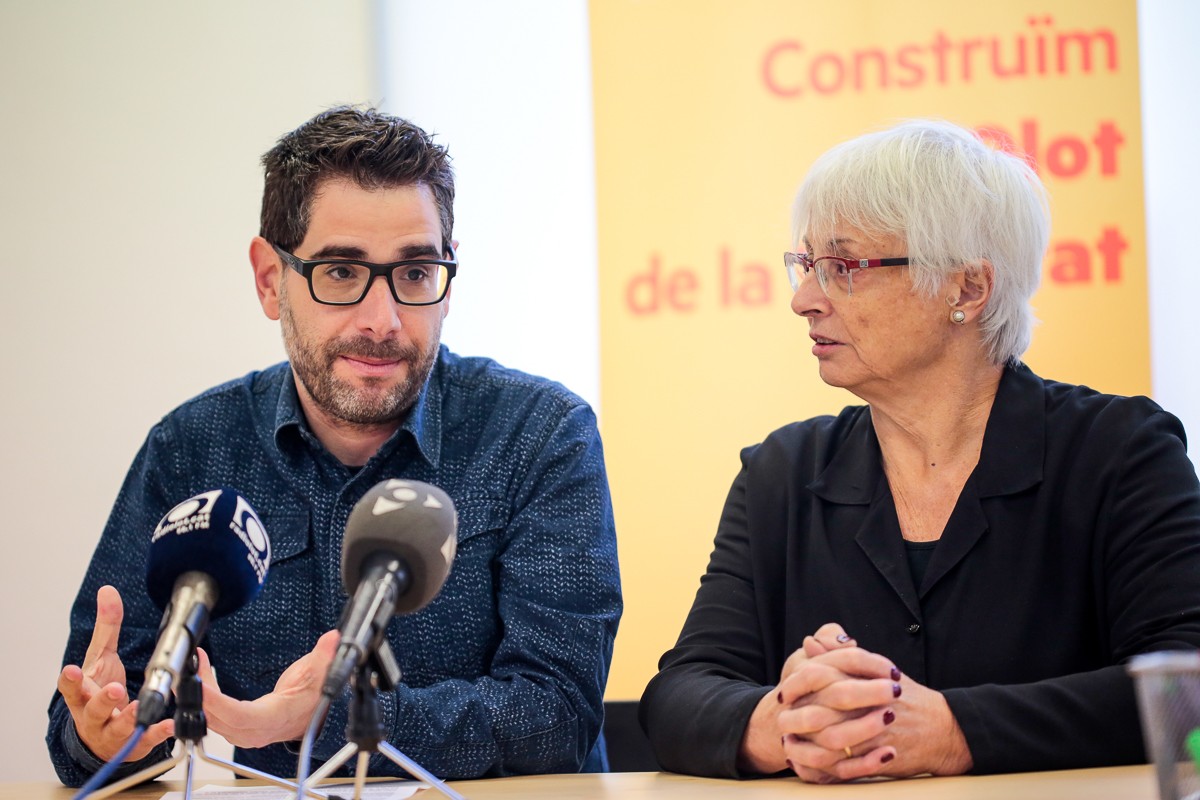 Els regidors d'ERC Olot, Josep Quintana i Clara Casanovas, han defensat en roda de premsa la formació d'un govern fort amb PDECat i Demòcrates a Olot.