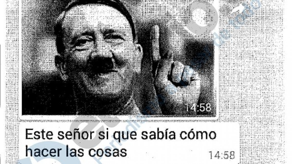 Una imatge del xat, amb Hitler