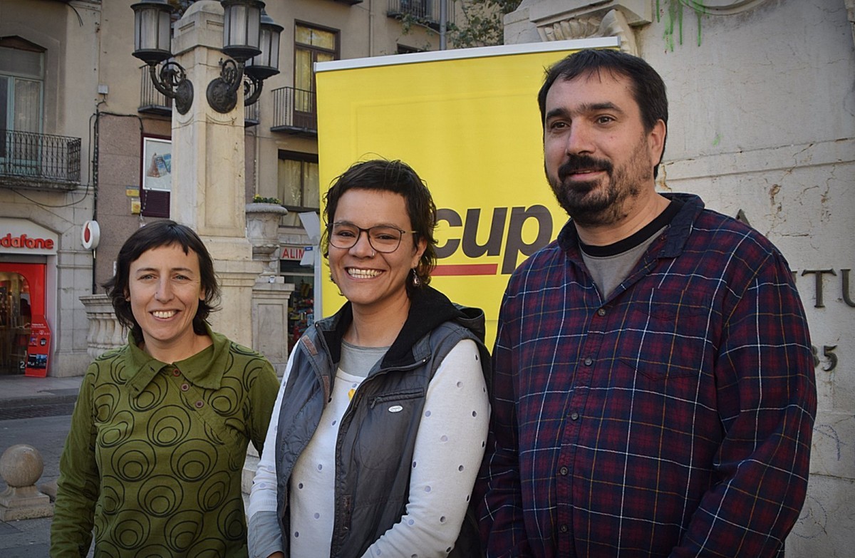Laia Pèlach, Natàlia Sànchez i Dani Cornellà, aquest matí a Figueres, en la presentació de la lista de la CUP-Crida Constituent.