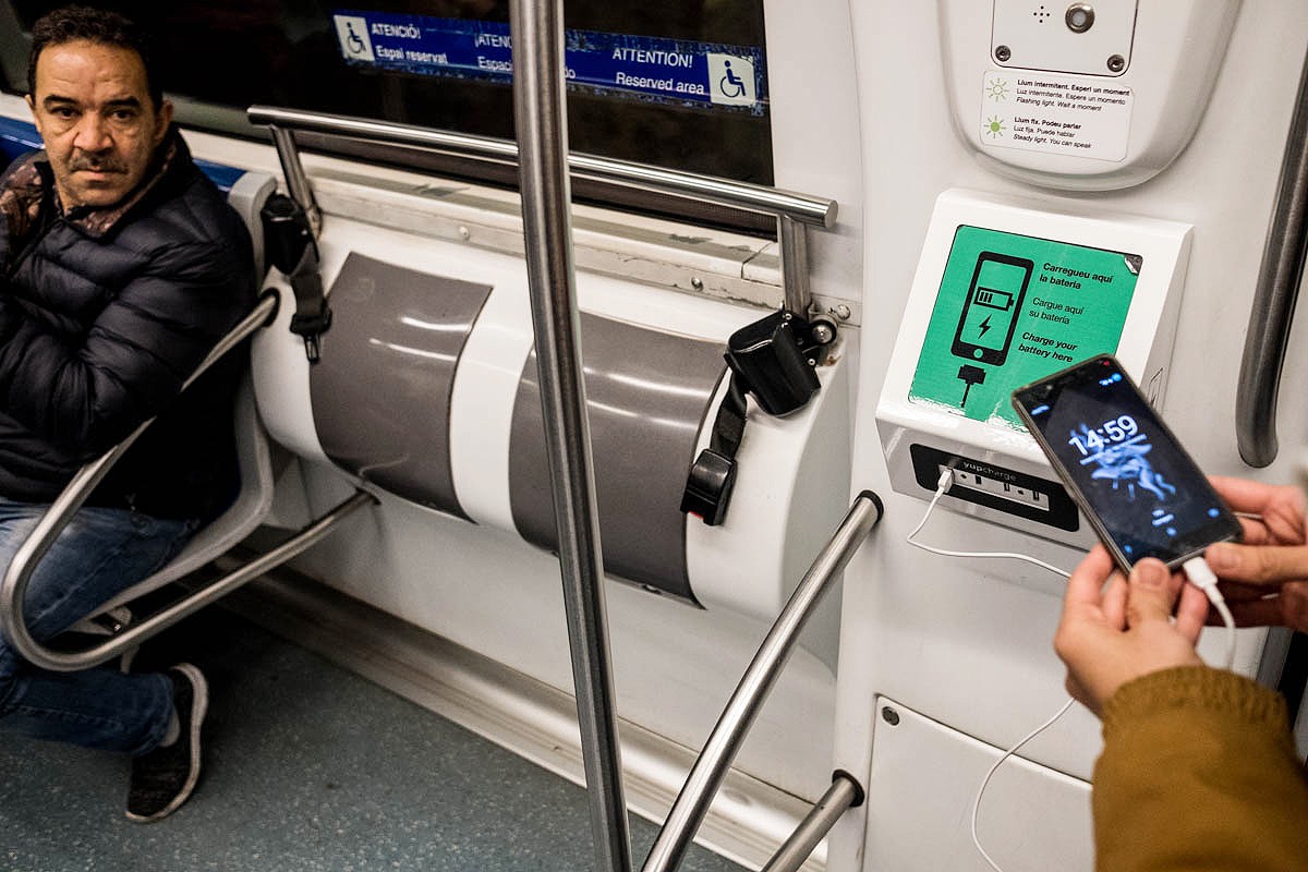 Punt de recàrrega de telèfons mòbils en un comboi del metro de Barcelona